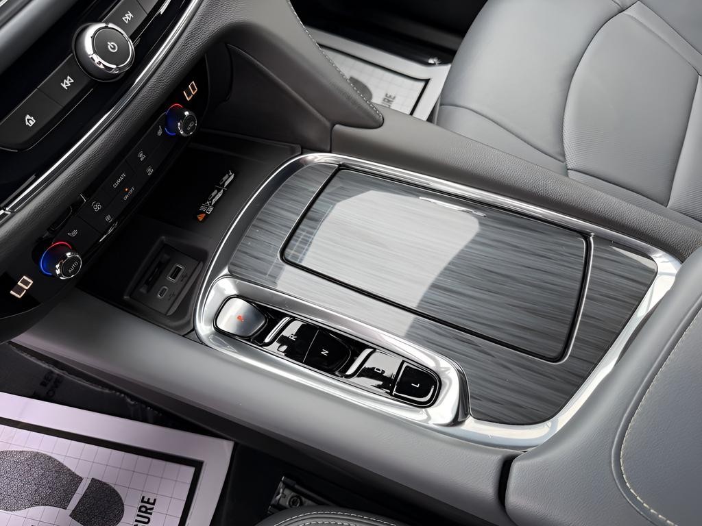 Buick Enclave Vehicle Full-screen Gallery Image 17