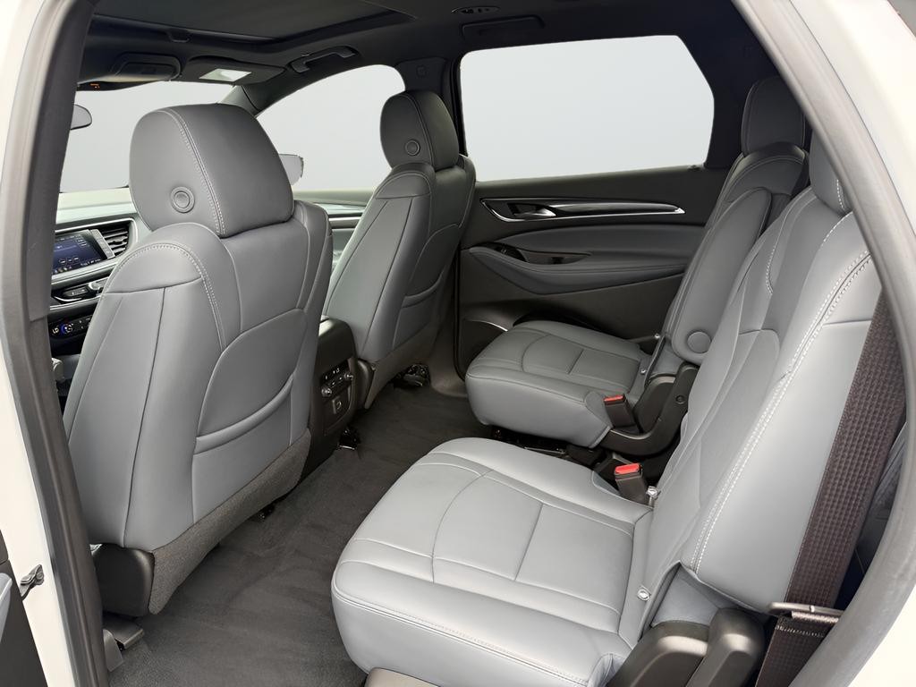 Buick Enclave Vehicle Full-screen Gallery Image 22