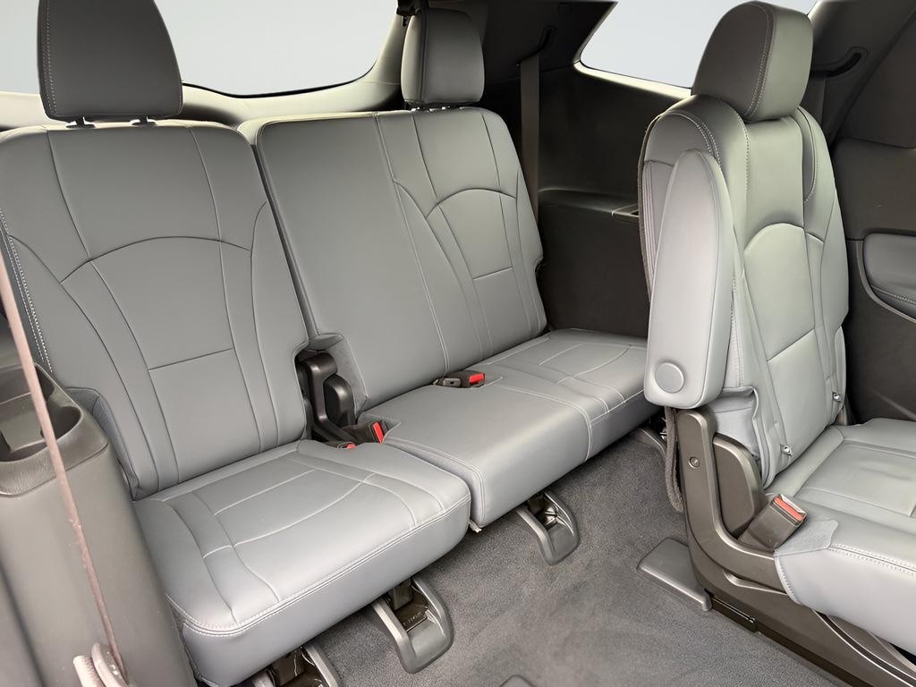 Buick Enclave Vehicle Full-screen Gallery Image 27