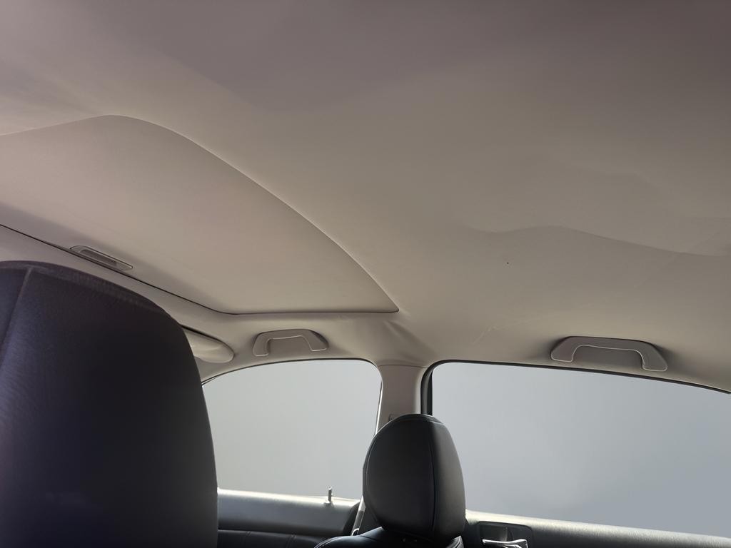 Honda Accord Sedan Vehicle Full-screen Gallery Image 11