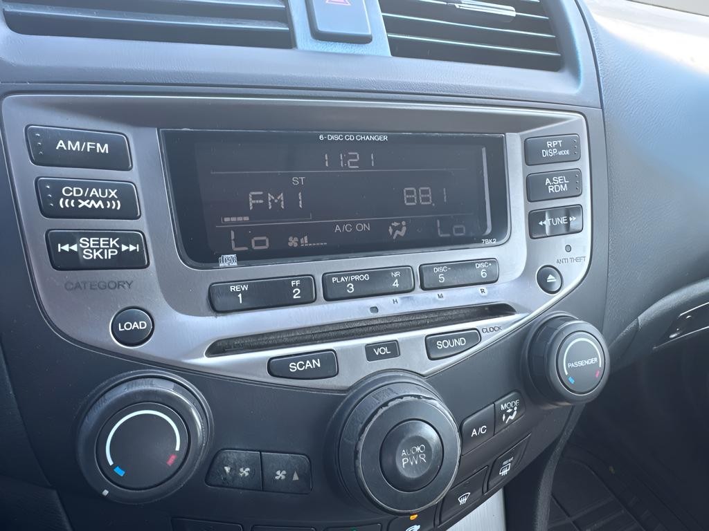 Honda Accord Sedan Vehicle Full-screen Gallery Image 15