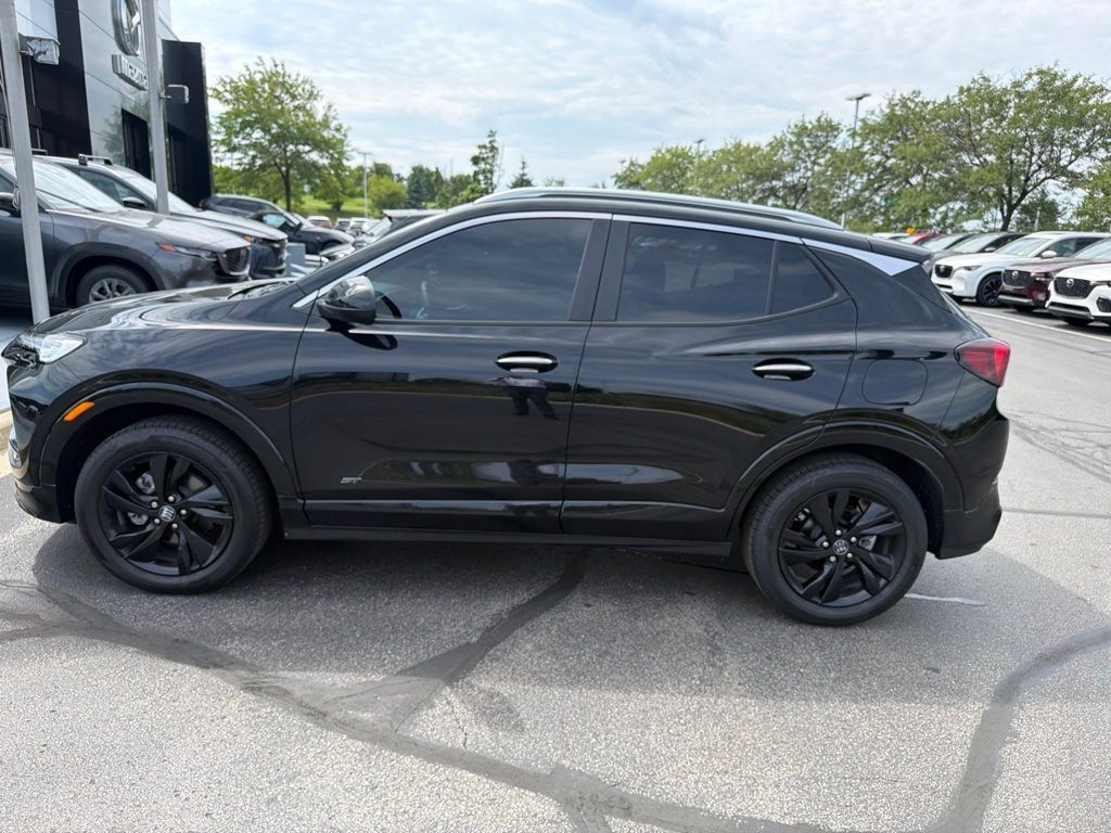 Buick Encore GX Vehicle Full-screen Gallery Image 03