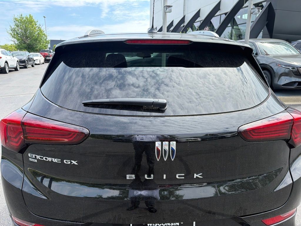 Buick Encore GX Vehicle Full-screen Gallery Image 06
