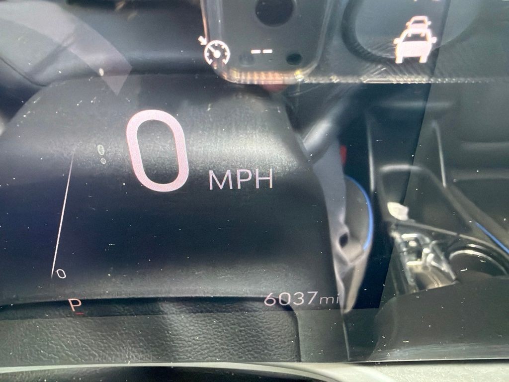 Buick Encore GX Vehicle Full-screen Gallery Image 14