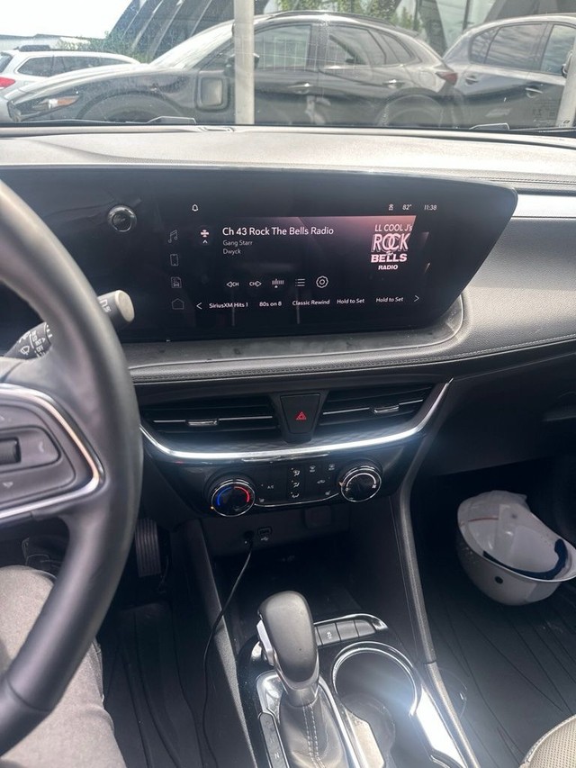 Buick Encore GX Vehicle Full-screen Gallery Image 12