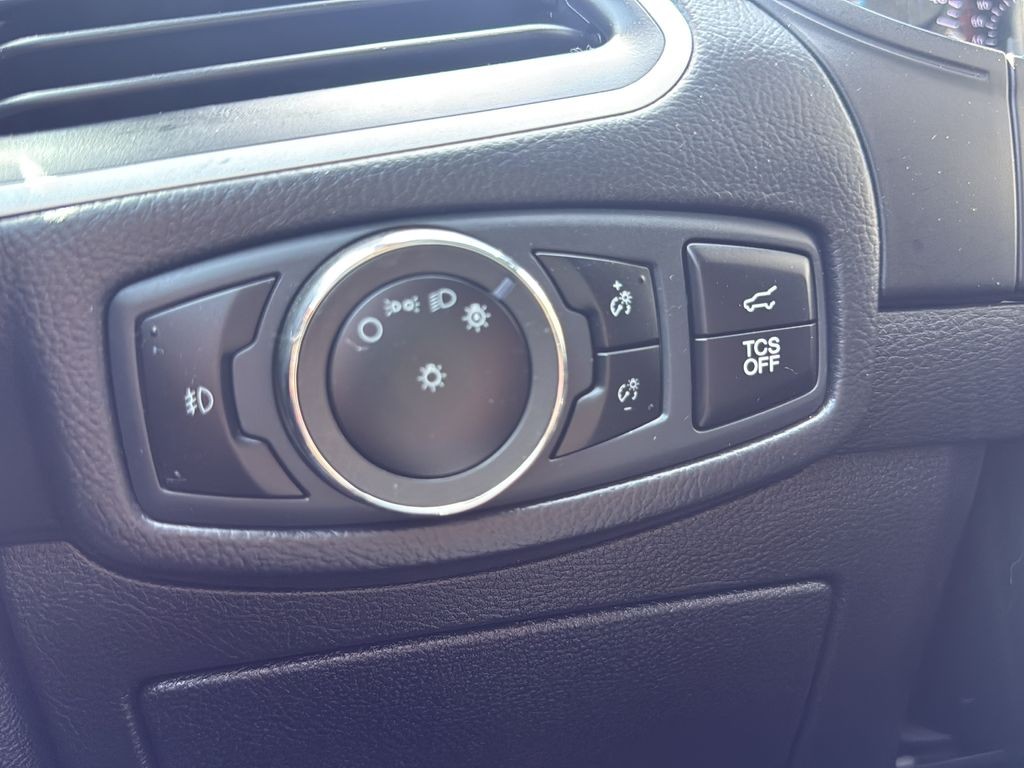 Ford Edge Vehicle Full-screen Gallery Image 15
