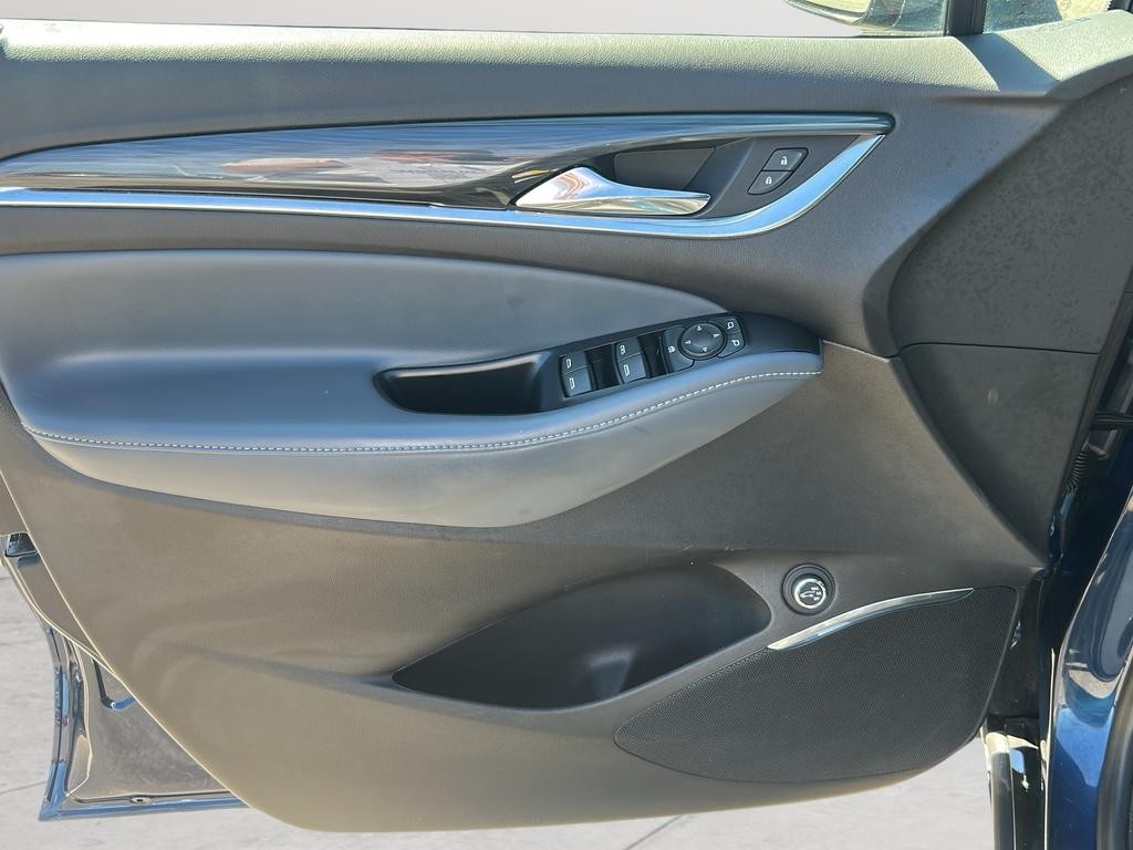 Buick Enclave Vehicle Full-screen Gallery Image 09