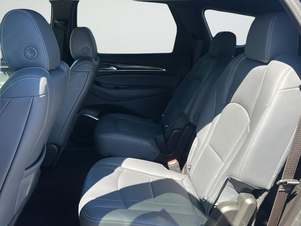 Buick Enclave Vehicle Full-screen Gallery Image 11