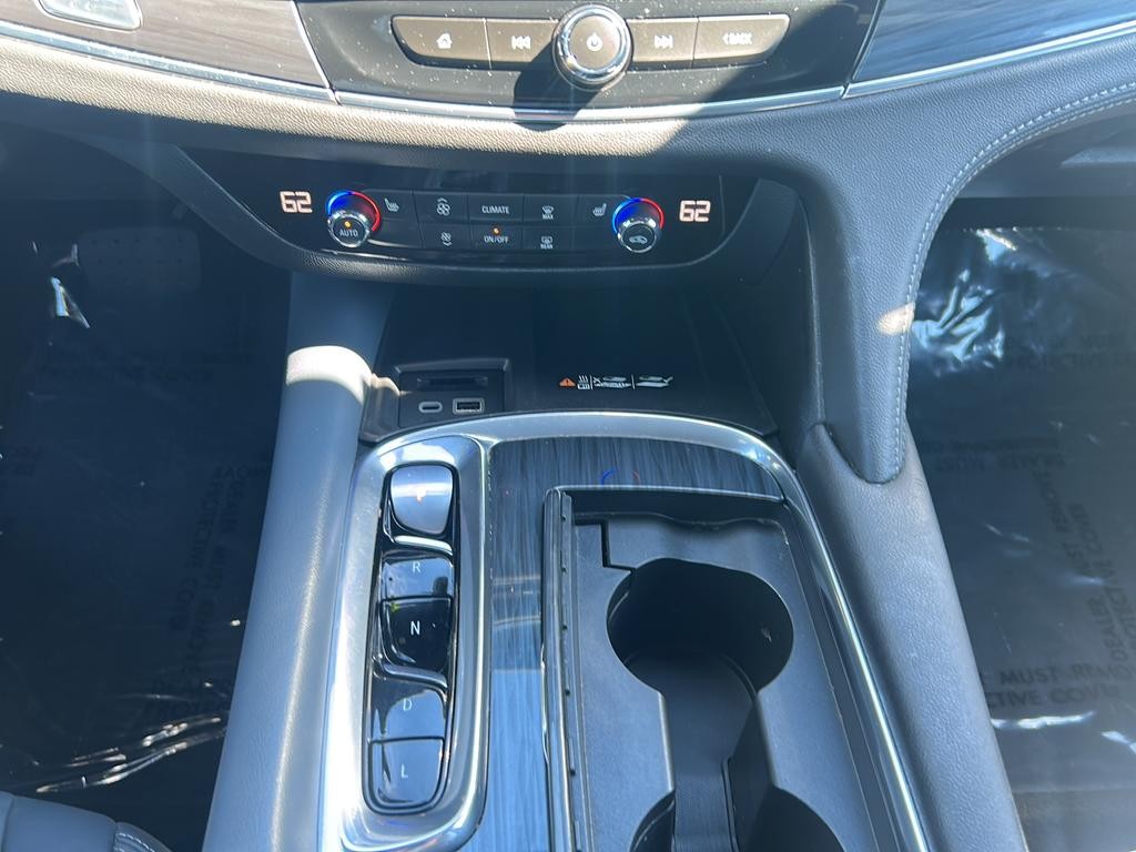 Buick Enclave Vehicle Full-screen Gallery Image 20