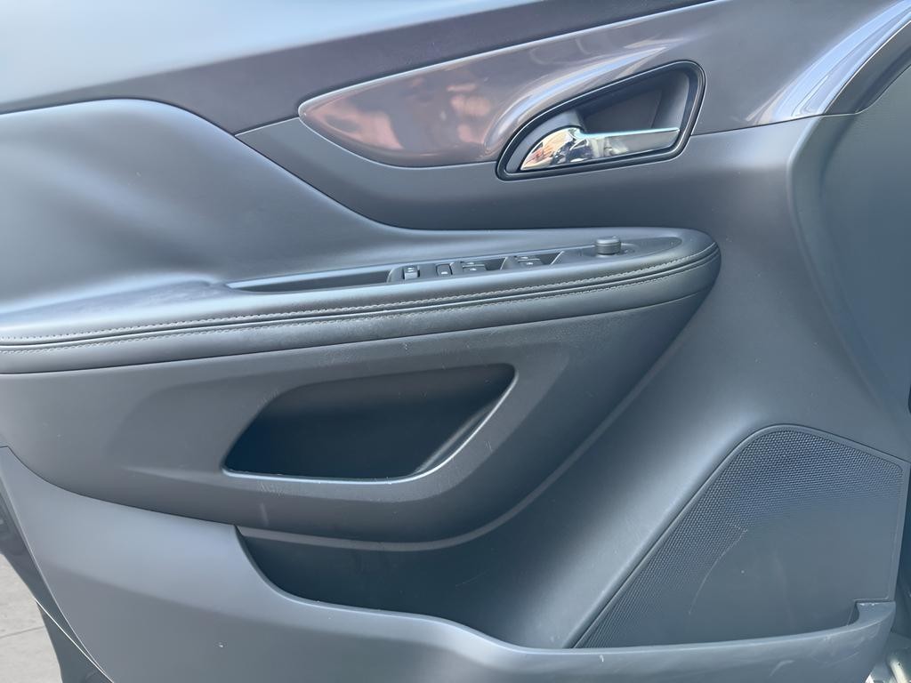 Buick Encore Vehicle Full-screen Gallery Image 09