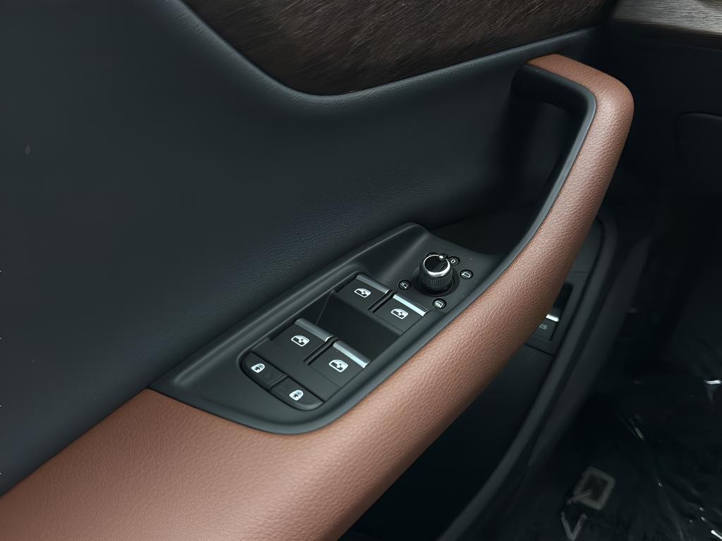 Audi Q7 Vehicle Full-screen Gallery Image 09