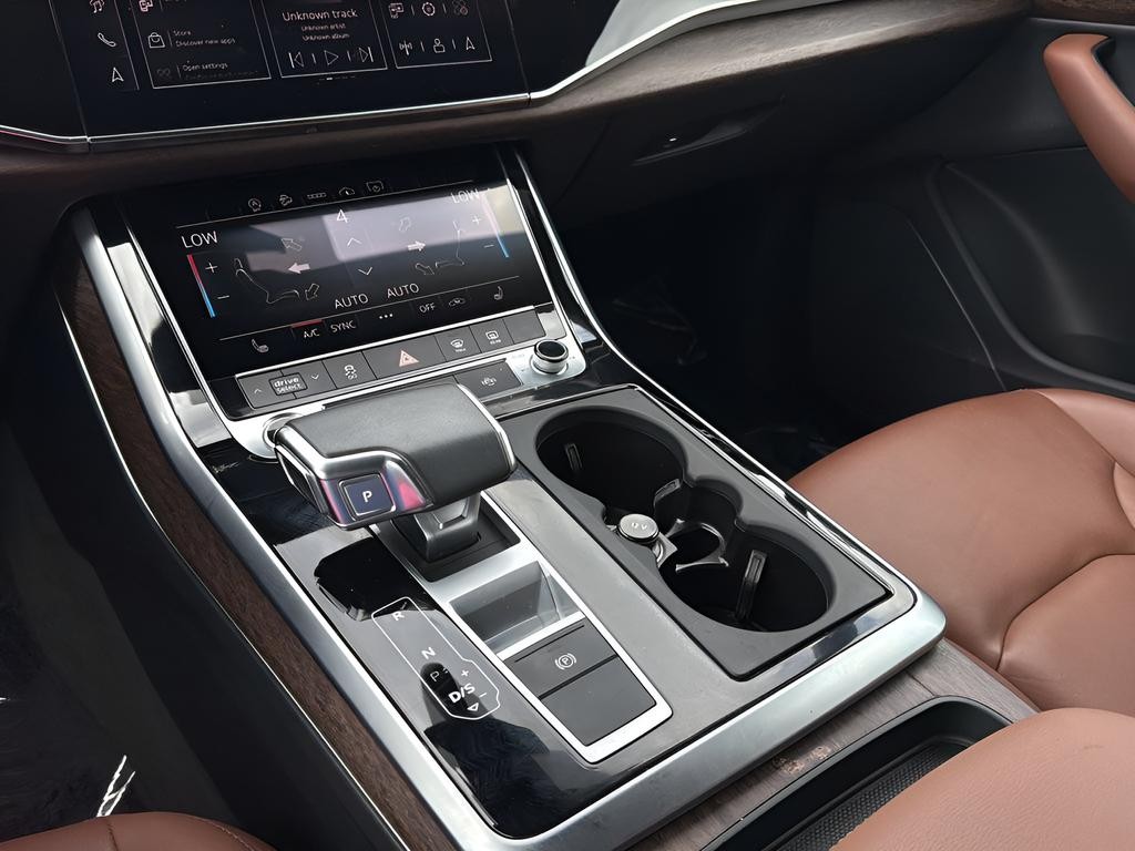 Audi Q7 Vehicle Full-screen Gallery Image 12