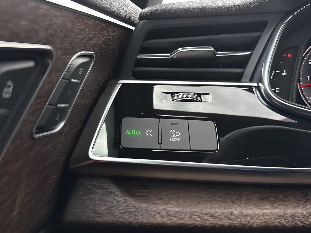 Audi Q7 Vehicle Full-screen Gallery Image 13