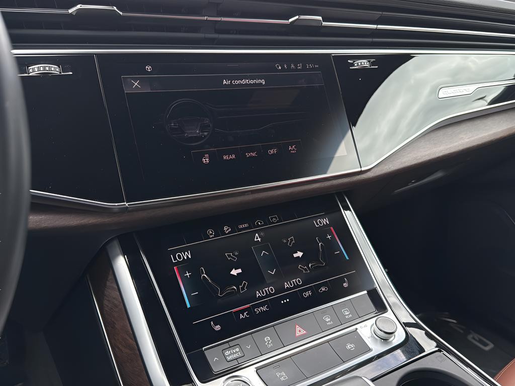 Audi Q7 Vehicle Full-screen Gallery Image 14
