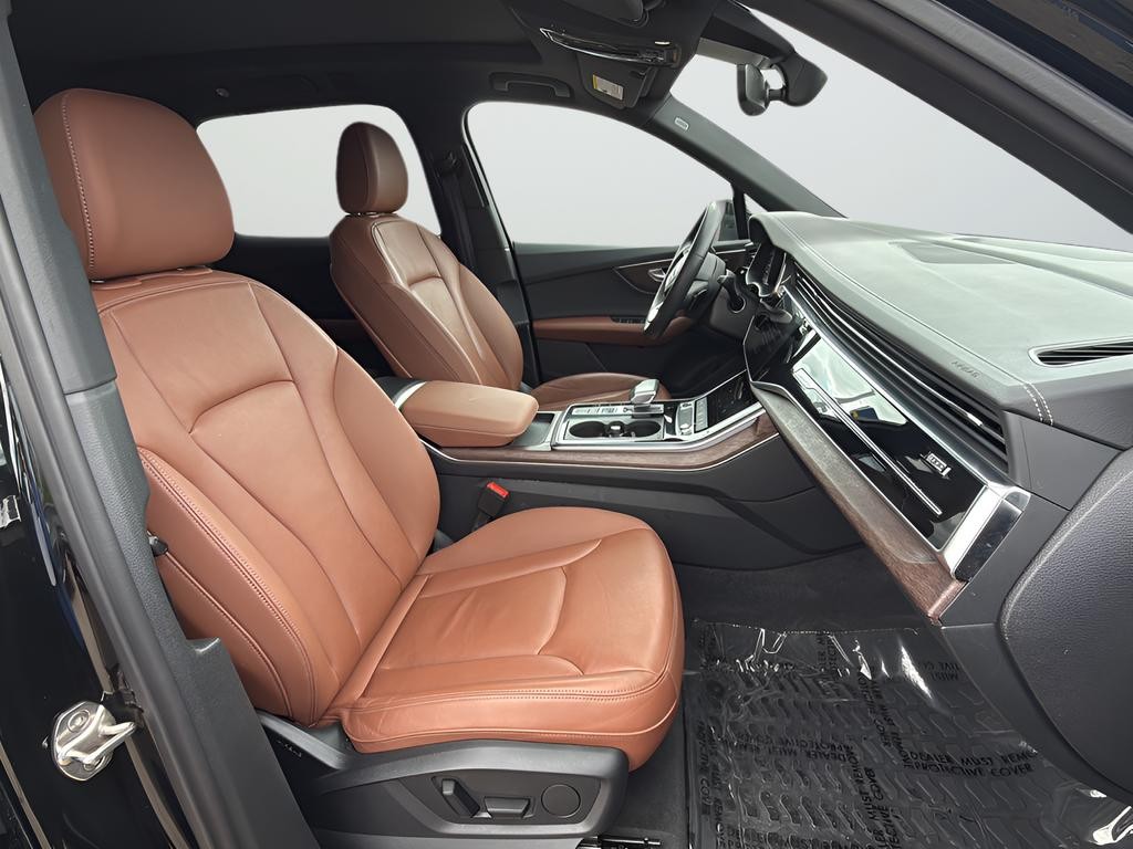 Audi Q7 Vehicle Full-screen Gallery Image 15