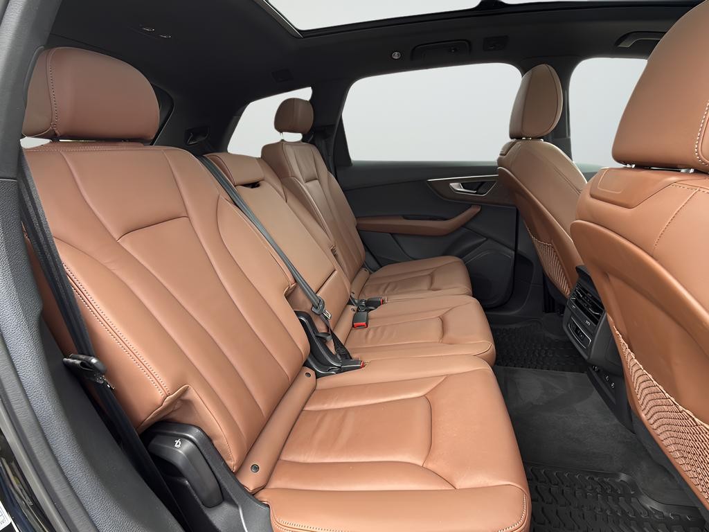 Audi Q7 Vehicle Full-screen Gallery Image 16