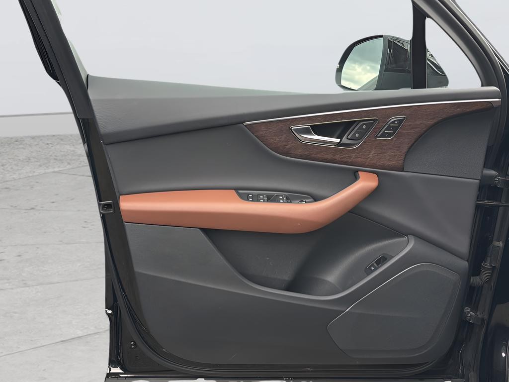 Audi Q7 Vehicle Full-screen Gallery Image 18