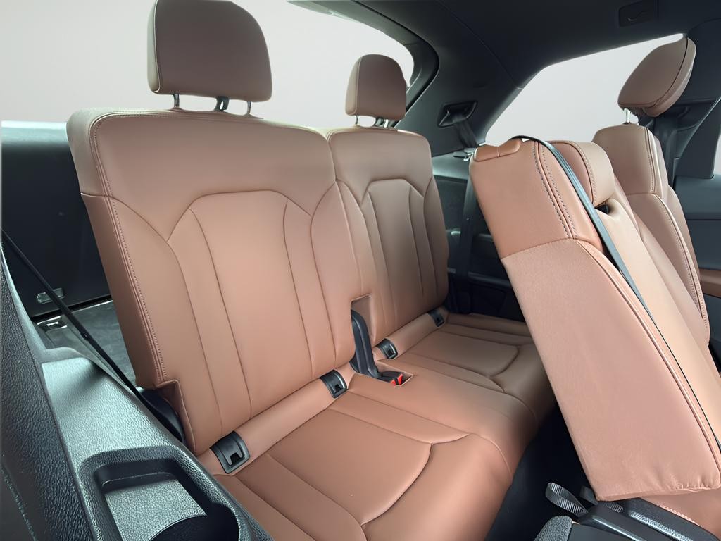 Audi Q7 Vehicle Full-screen Gallery Image 23