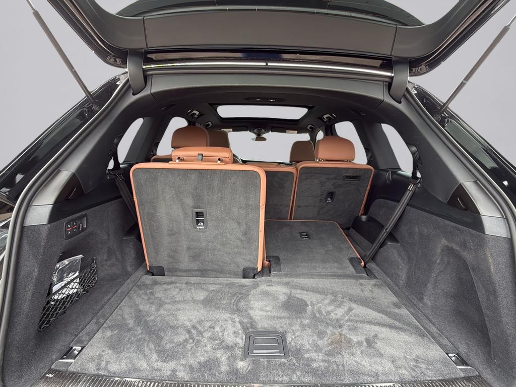 Audi Q7 Vehicle Full-screen Gallery Image 24