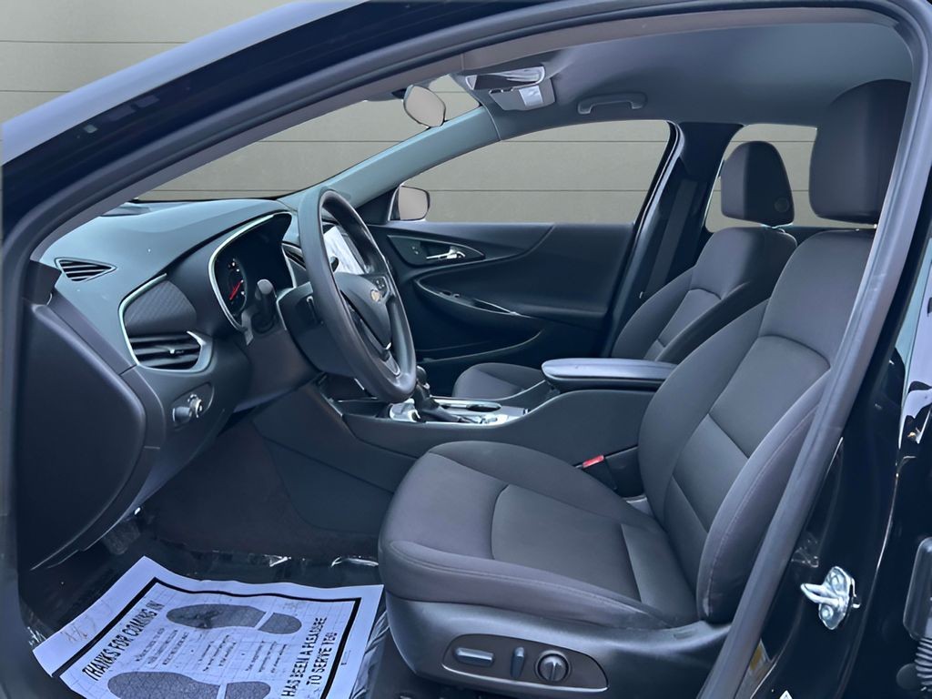 Chevrolet Malibu Vehicle Full-screen Gallery Image 11