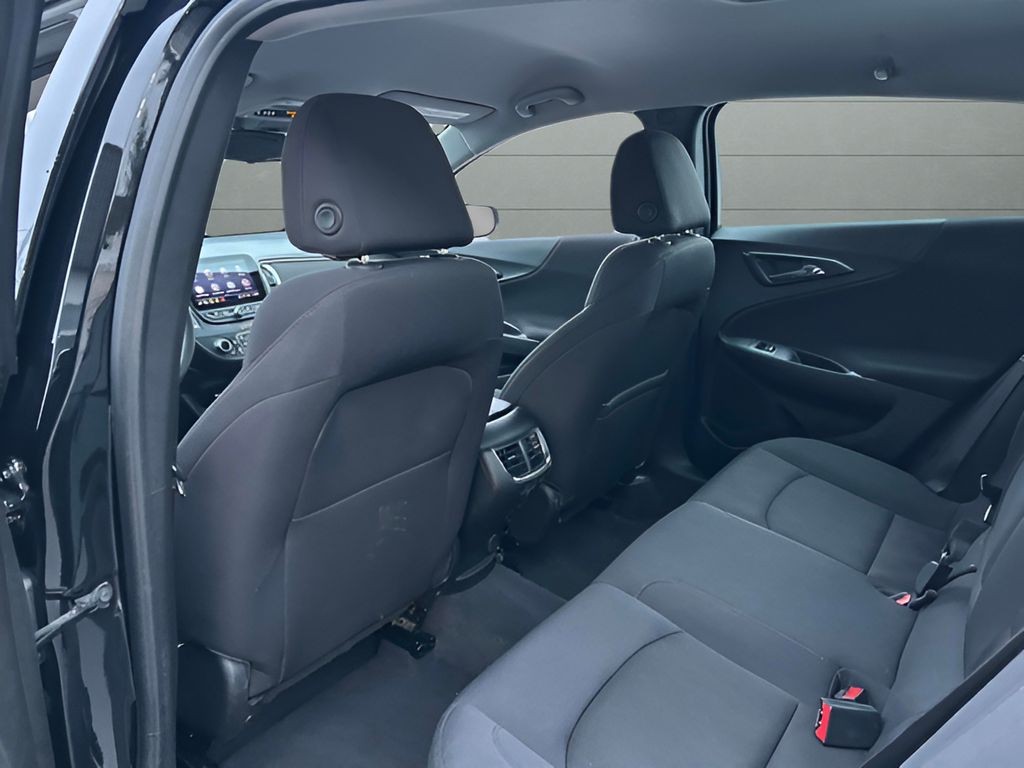 Chevrolet Malibu Vehicle Full-screen Gallery Image 21