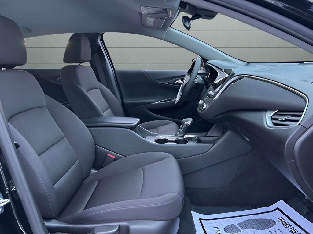 Chevrolet Malibu Vehicle Full-screen Gallery Image 28