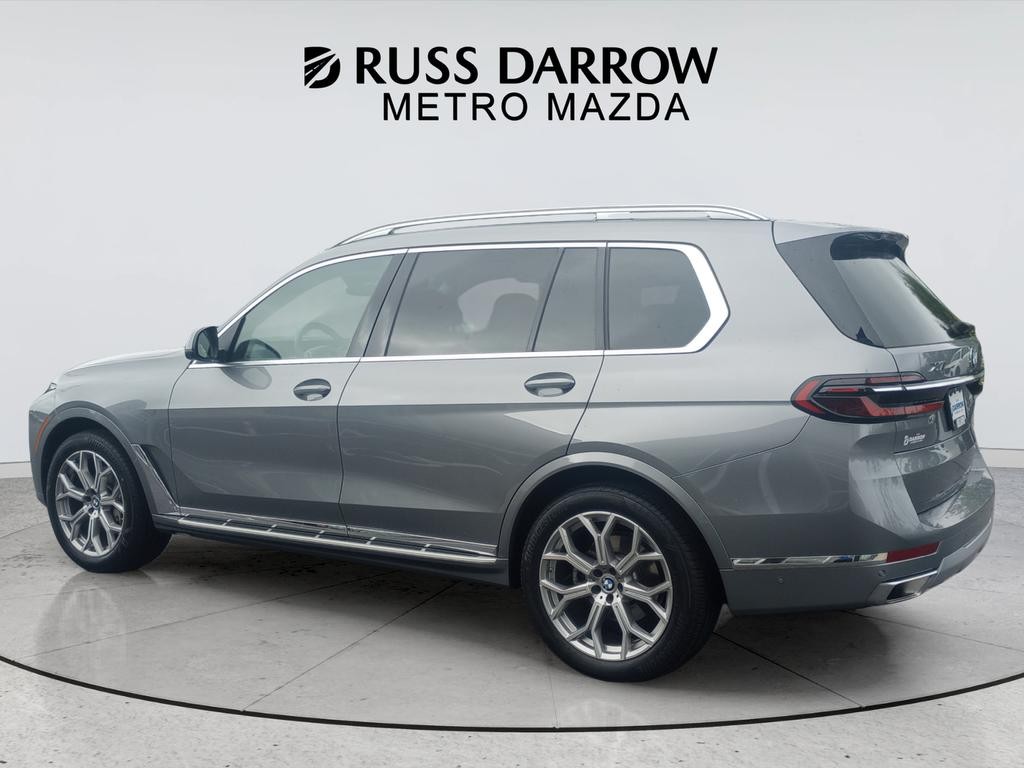 BMW X7 Vehicle Full-screen Gallery Image 03