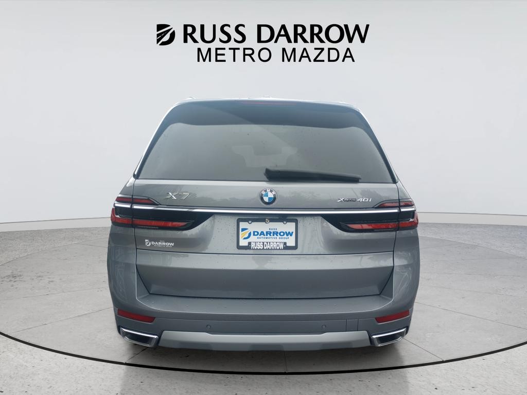 BMW X7 Vehicle Full-screen Gallery Image 04