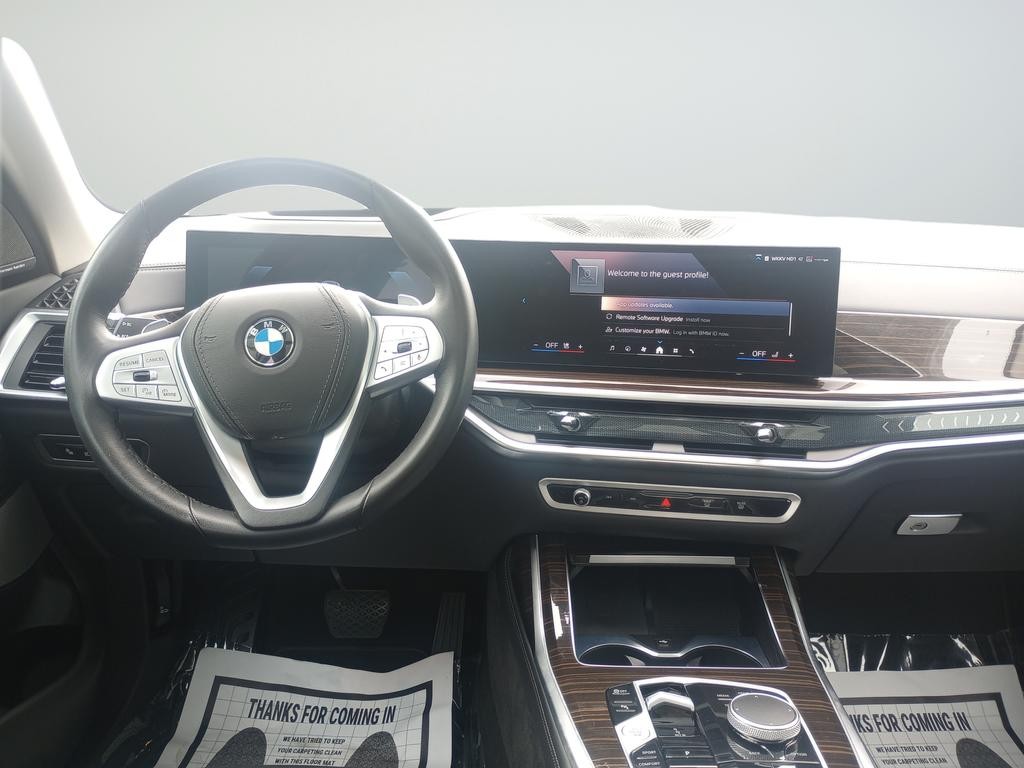 BMW X7 Vehicle Full-screen Gallery Image 09