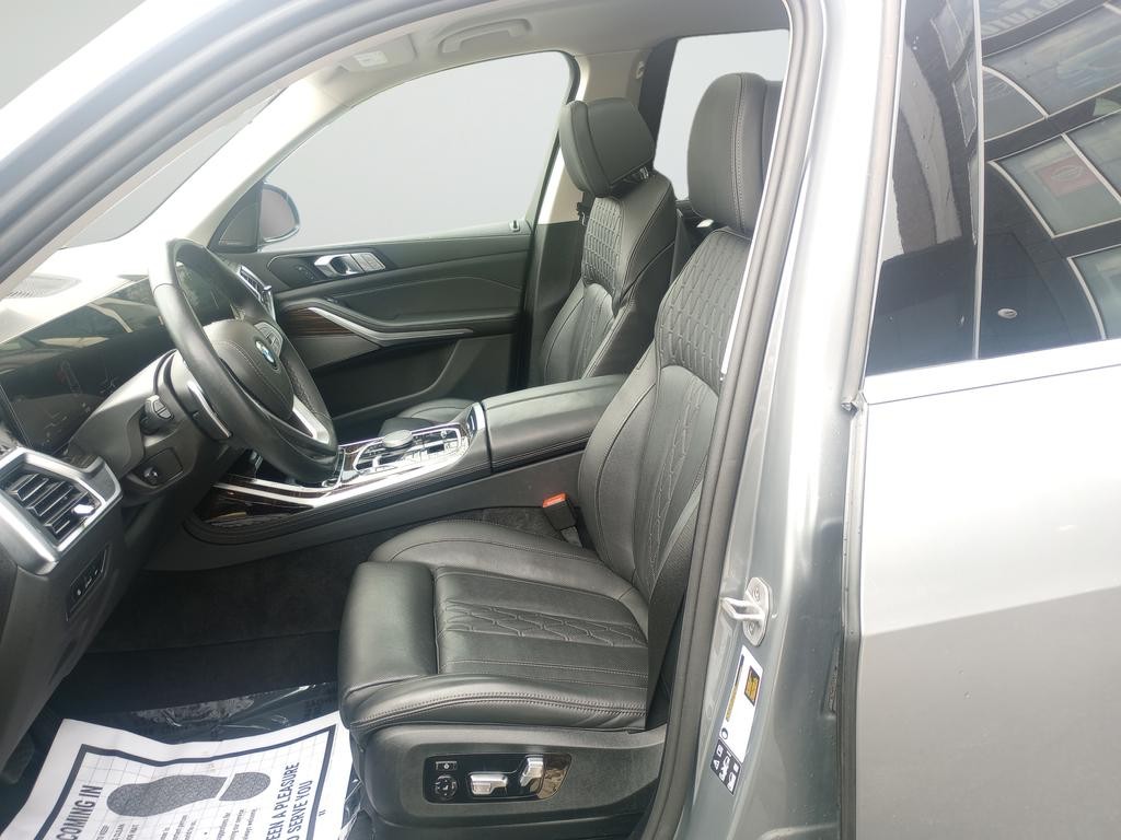 BMW X7 Vehicle Full-screen Gallery Image 10