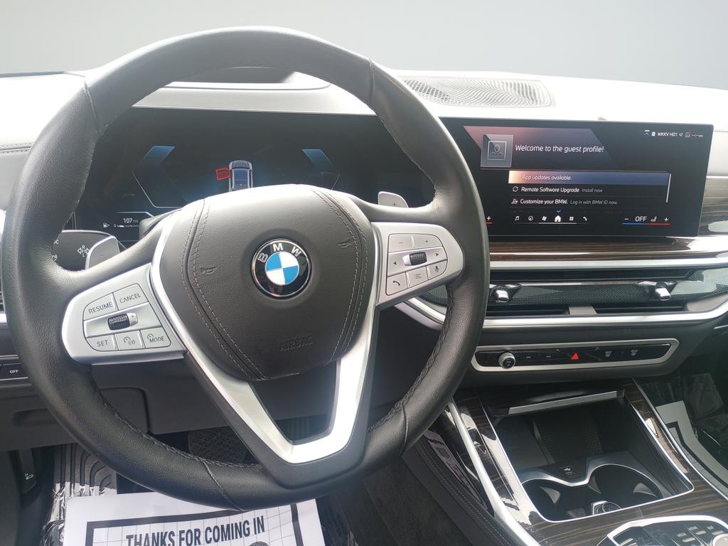 BMW X7 Vehicle Full-screen Gallery Image 11