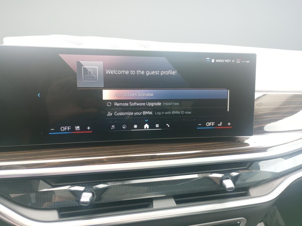 BMW X7 Vehicle Full-screen Gallery Image 12