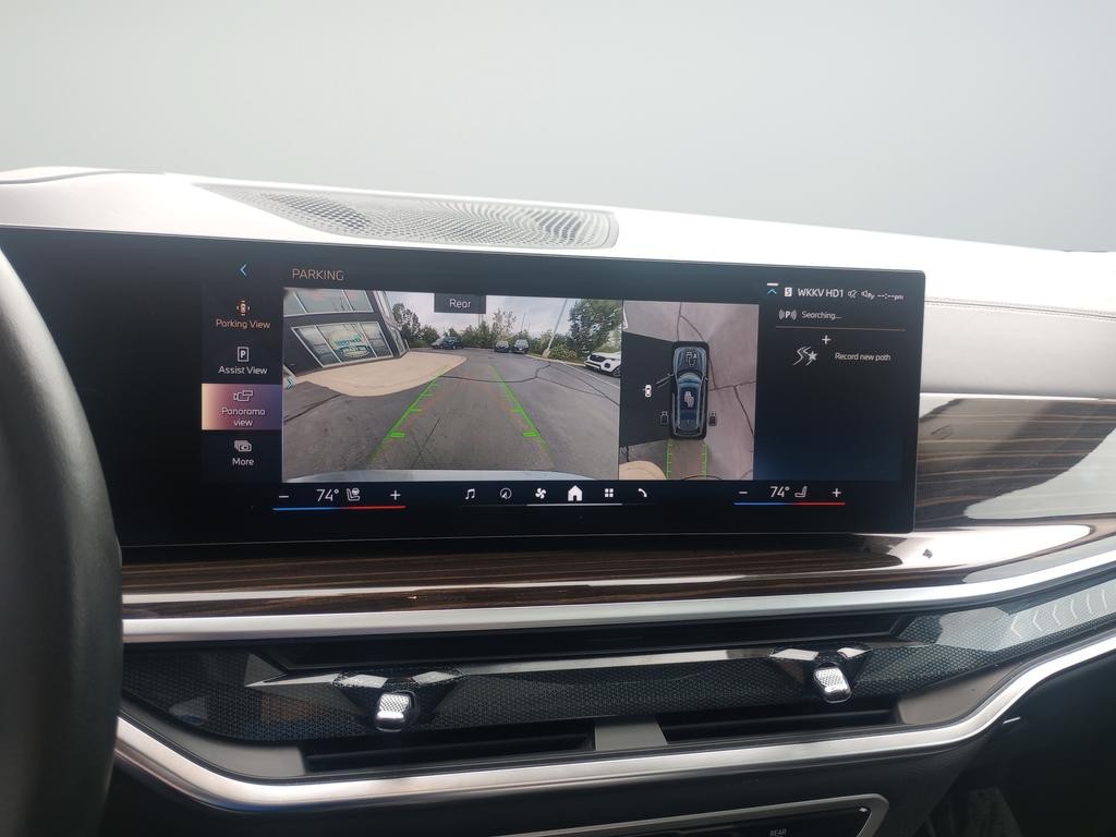 BMW X7 Vehicle Full-screen Gallery Image 13