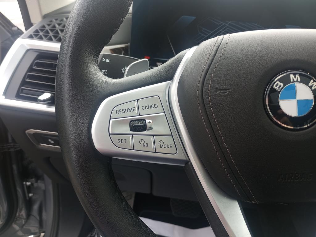 BMW X7 Vehicle Full-screen Gallery Image 14
