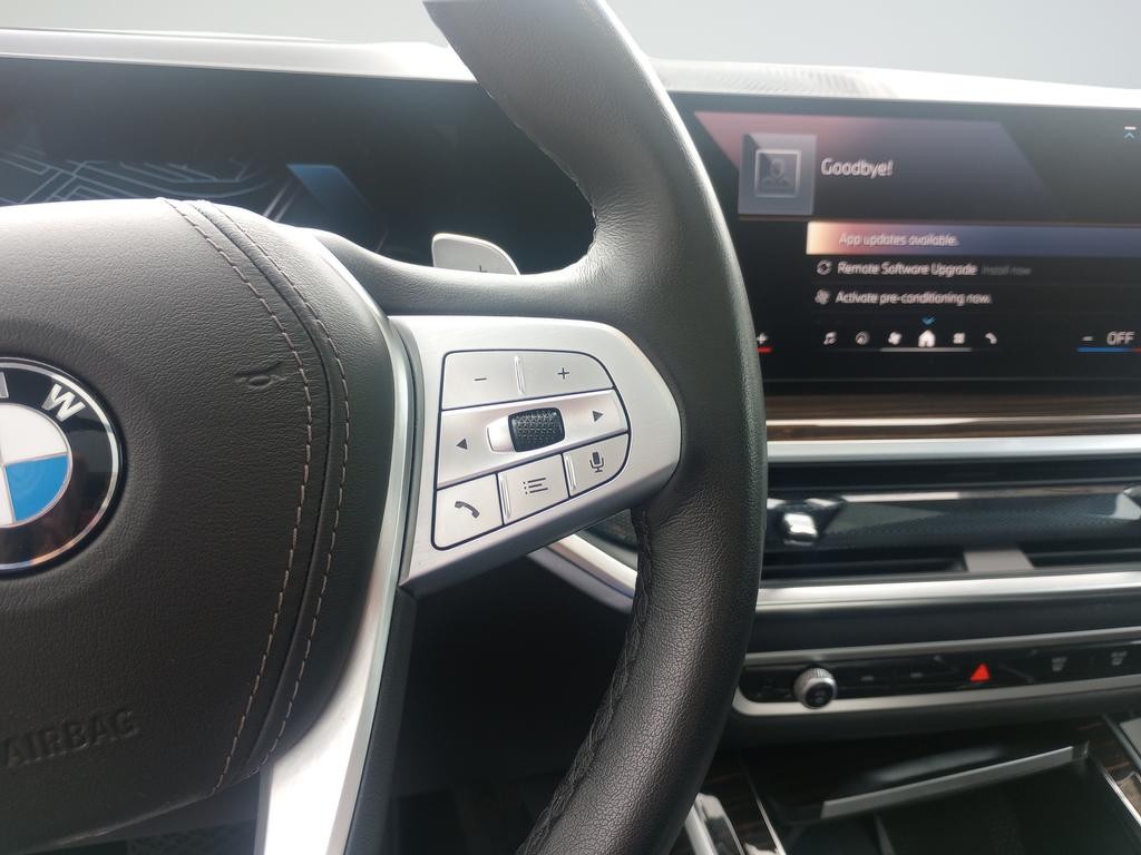 BMW X7 Vehicle Full-screen Gallery Image 15