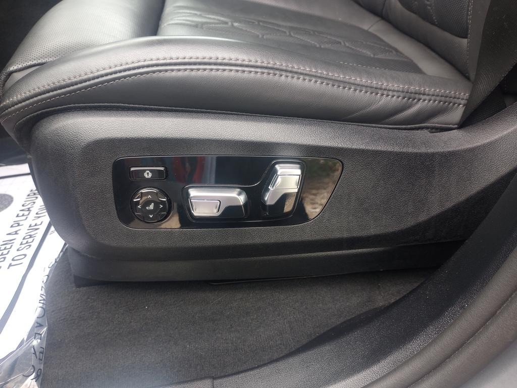 BMW X7 Vehicle Full-screen Gallery Image 16