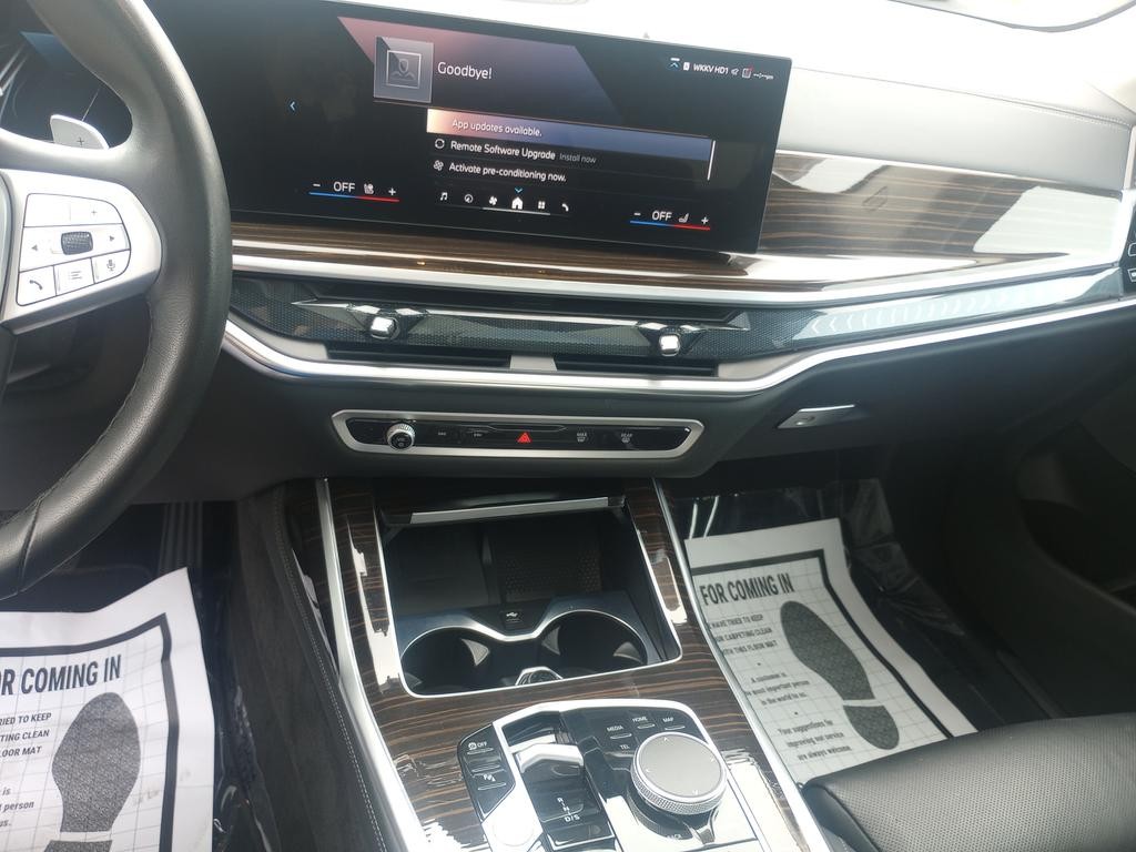 BMW X7 Vehicle Full-screen Gallery Image 18