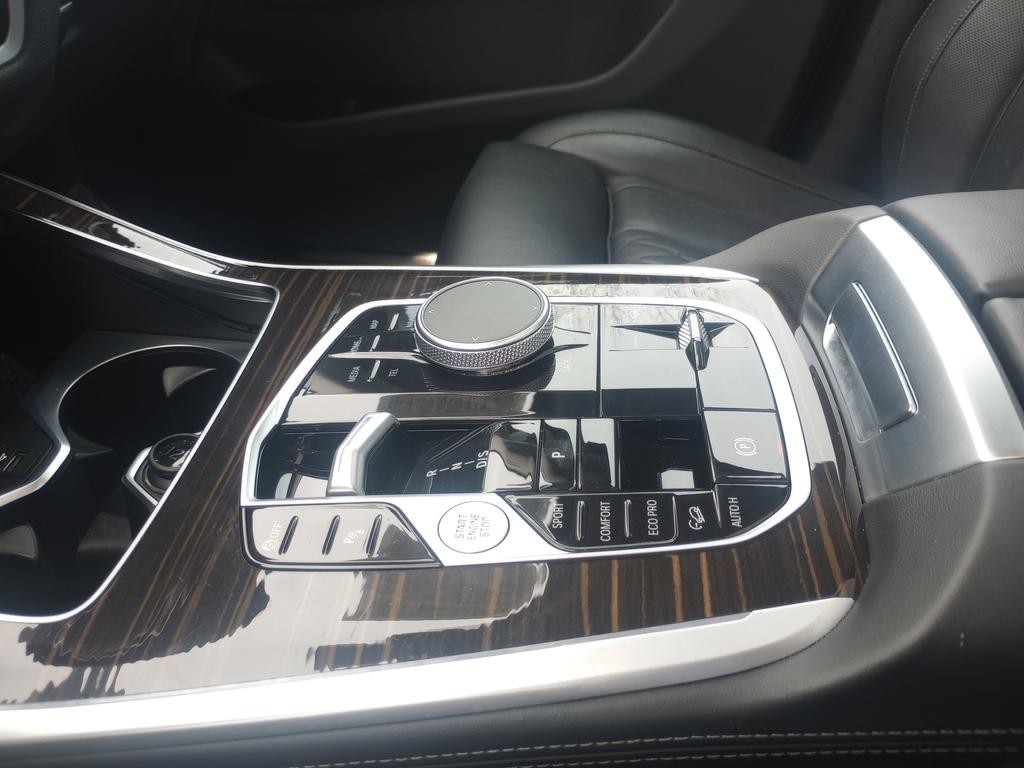 BMW X7 Vehicle Full-screen Gallery Image 20