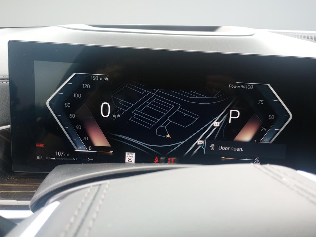 BMW X7 Vehicle Full-screen Gallery Image 21