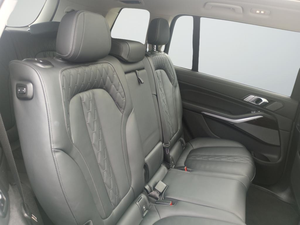 BMW X7 Vehicle Full-screen Gallery Image 22
