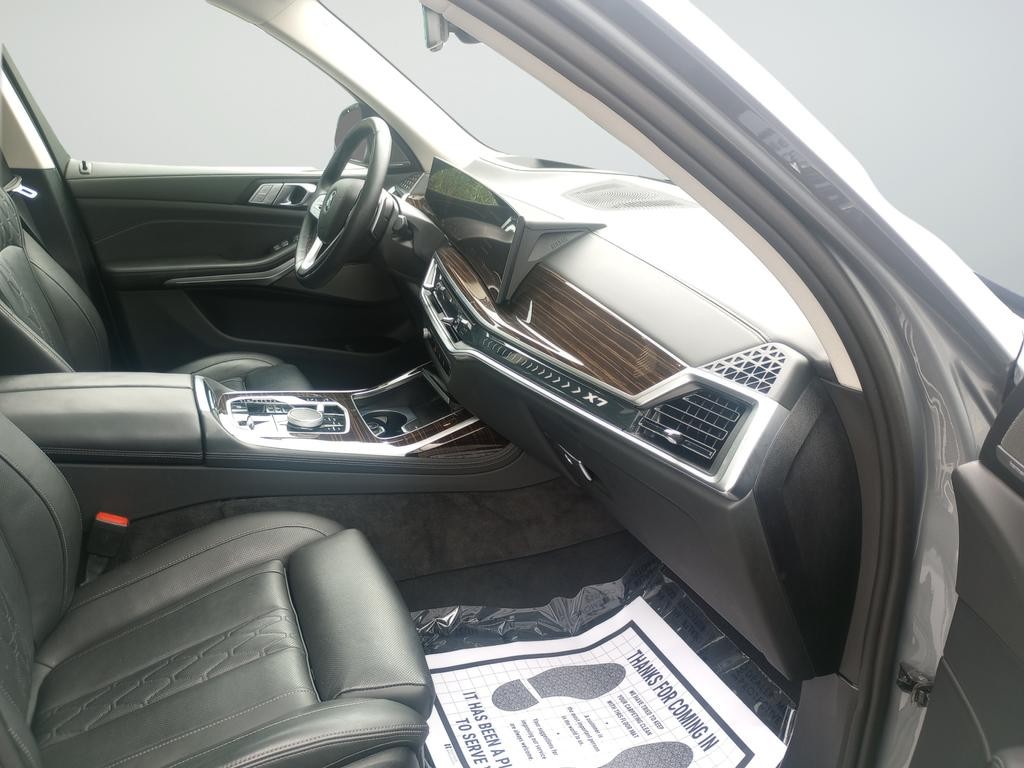 BMW X7 Vehicle Full-screen Gallery Image 23