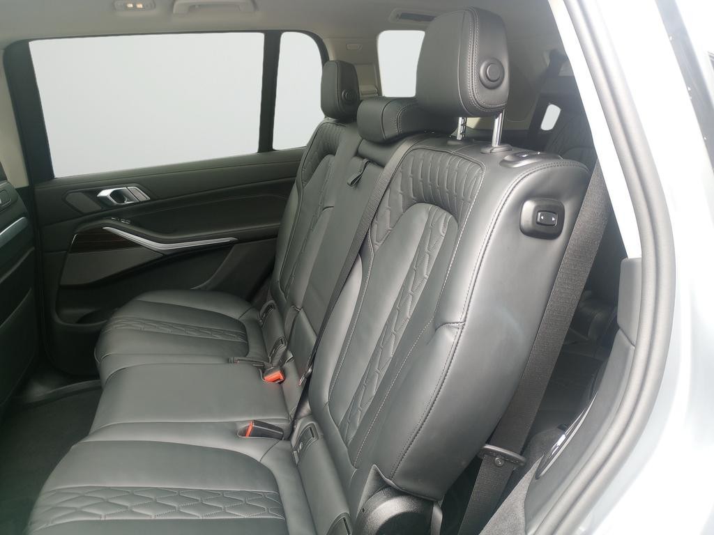 BMW X7 Vehicle Full-screen Gallery Image 24