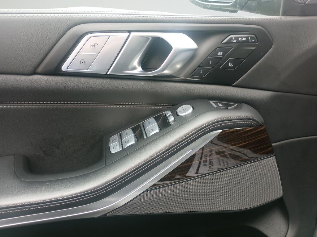 BMW X7 Vehicle Full-screen Gallery Image 25