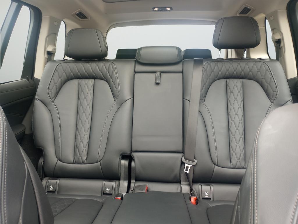BMW X7 Vehicle Full-screen Gallery Image 26