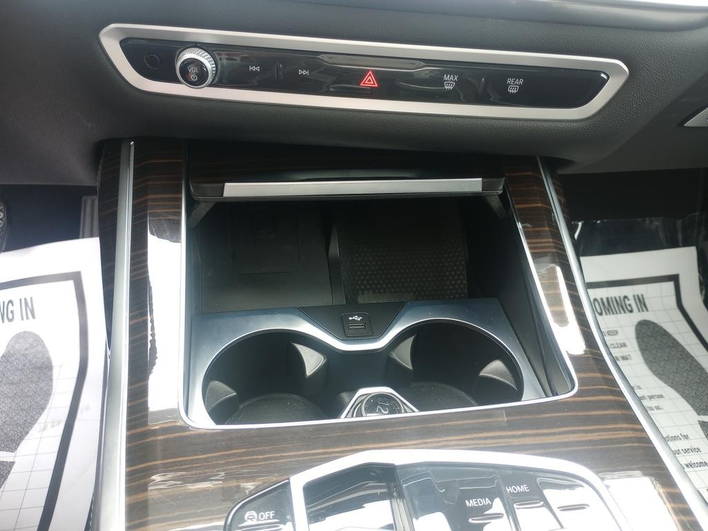 BMW X7 Vehicle Full-screen Gallery Image 28
