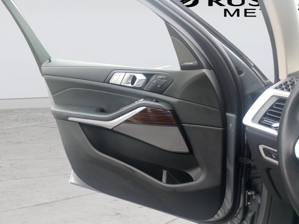 BMW X7 Vehicle Full-screen Gallery Image 29