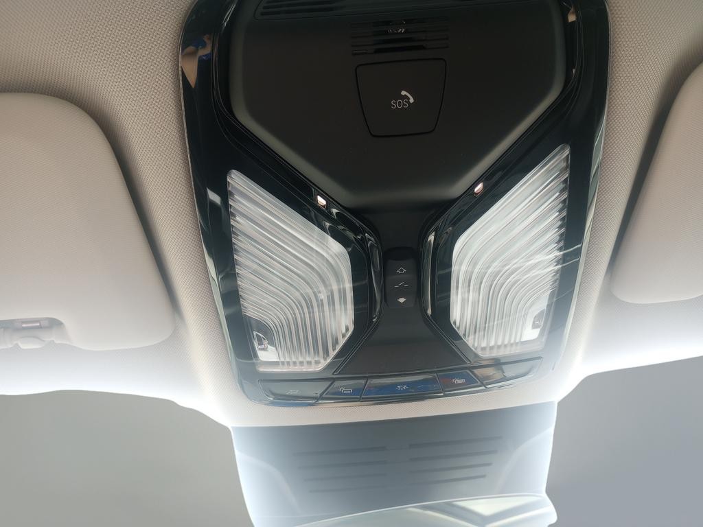 BMW X7 Vehicle Full-screen Gallery Image 31