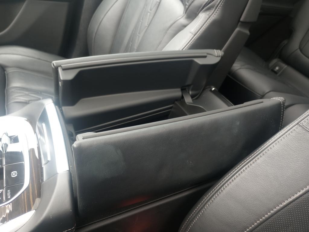 BMW X7 Vehicle Full-screen Gallery Image 32