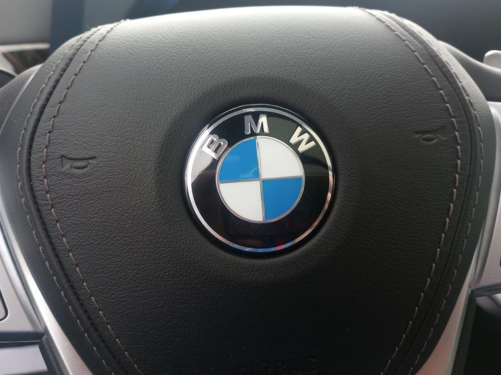 BMW X7 Vehicle Full-screen Gallery Image 33