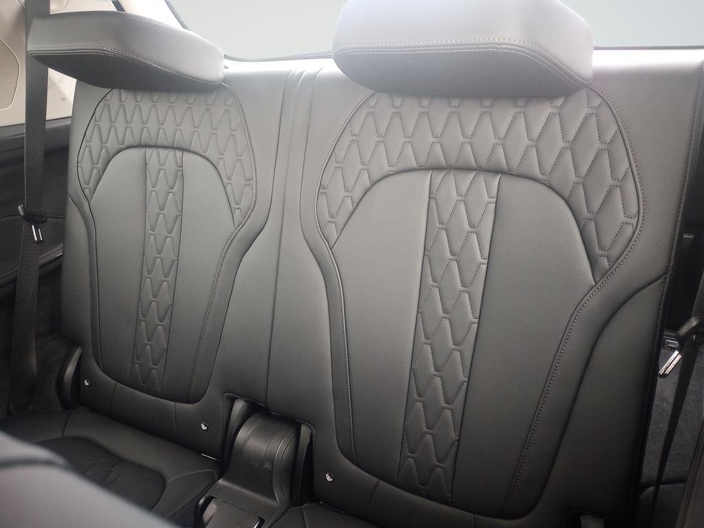 BMW X7 Vehicle Full-screen Gallery Image 36